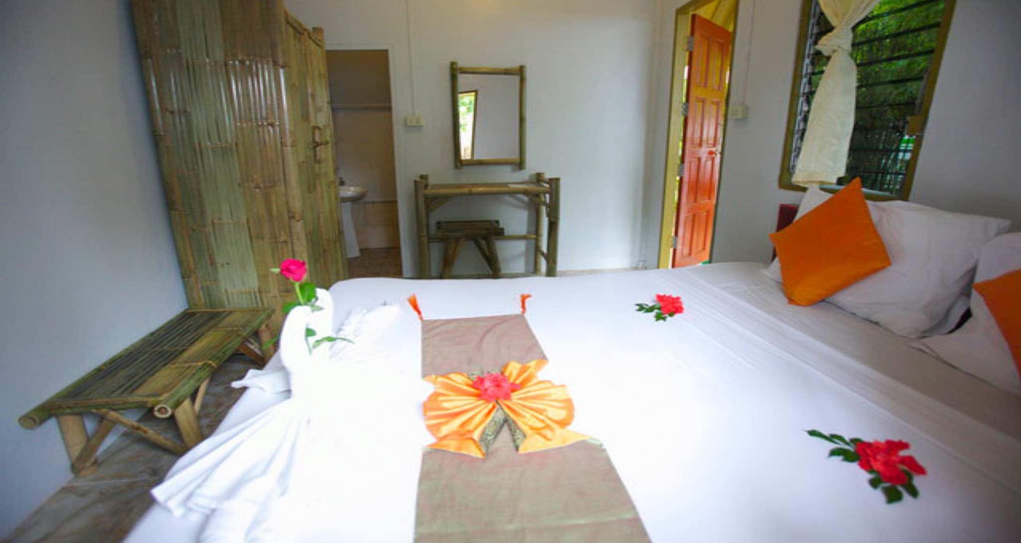 Lime N Soda Beachfront Resort Thong Sala Exterior photo